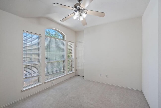 Building Photo - 10520 Fosseway Dr