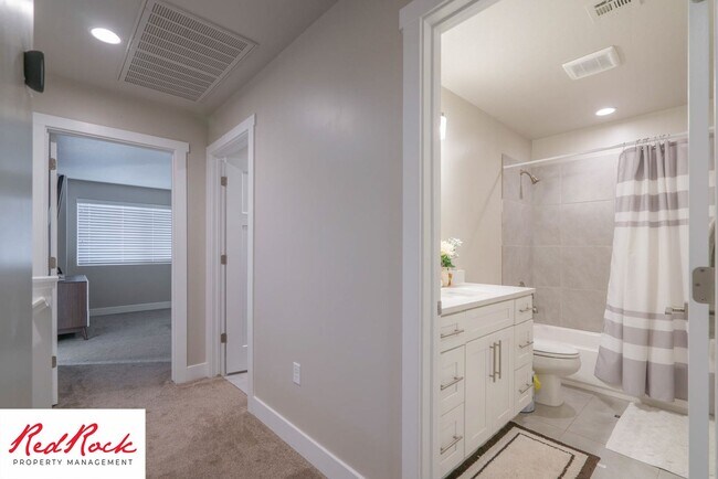 Building Photo - Beautiful townhome in desirable neighborho...