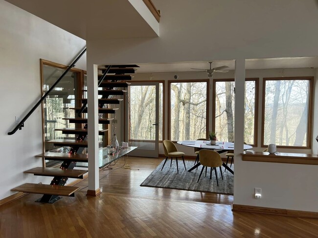Building Photo - 5729 Stoneway Trail