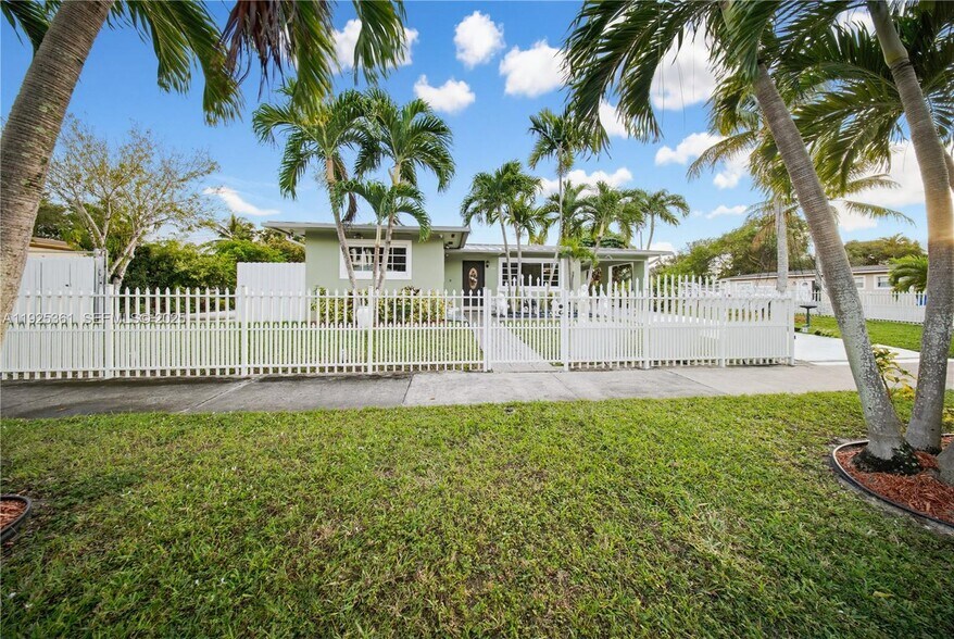 Building Photo - 300 NE 175th St