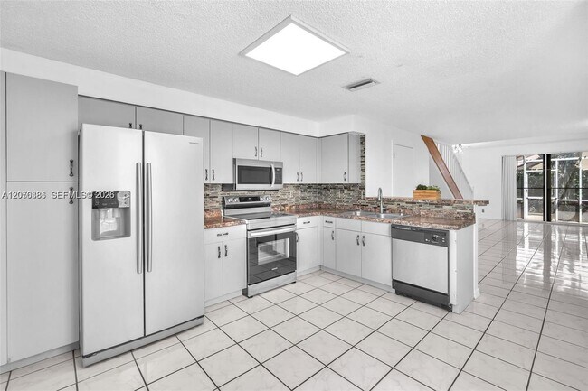 Building Photo - 800 Sorrento Dr