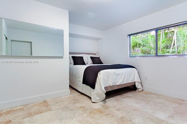 Building Photo - 405 E San Marino Dr