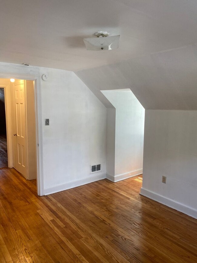 Building Photo - Adorable Capecod 4 bdrm/1.5 bath Home w/Office Located on Monument Ave. Near Willow Lawn!