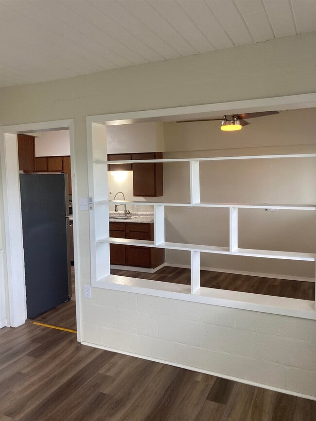 Building Photo - 1635 River Oaks Dr