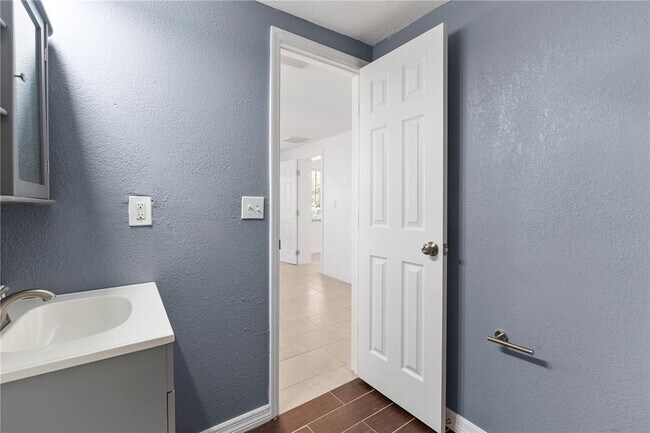 Building Photo - 8623 Parkway Cir