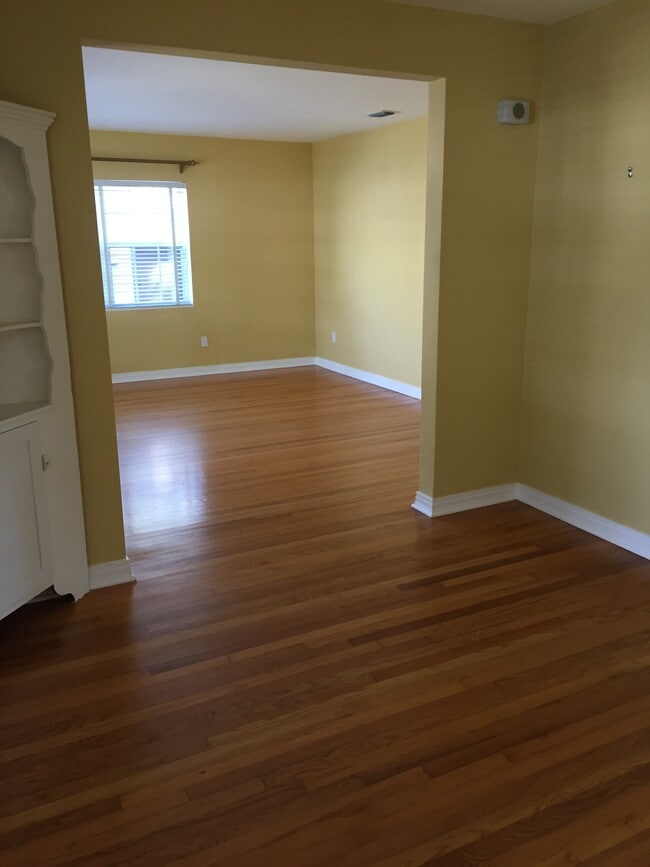 Building Photo - 612 Stetson St