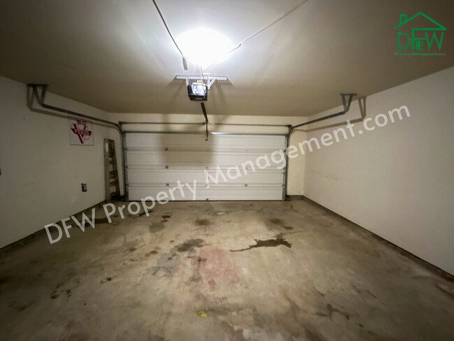 Building Photo - 10009 Iron Ridge Dr