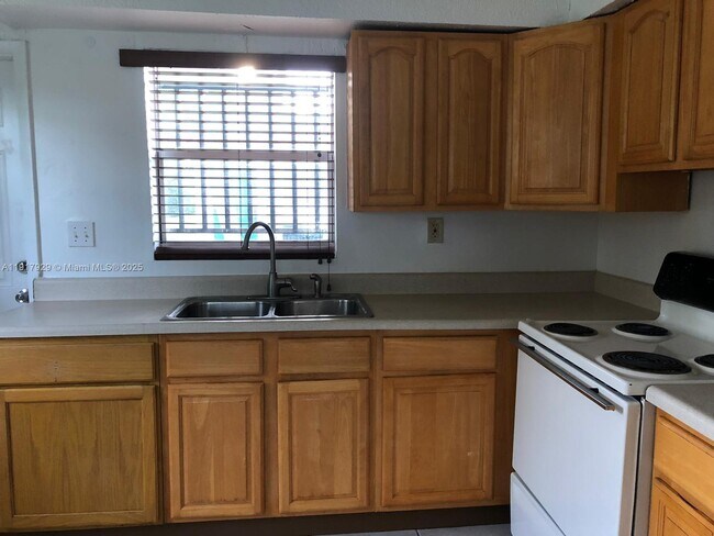 Building Photo - 1995 NE 167th St