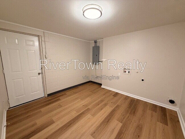 Building Photo - 1327 Busby Ave