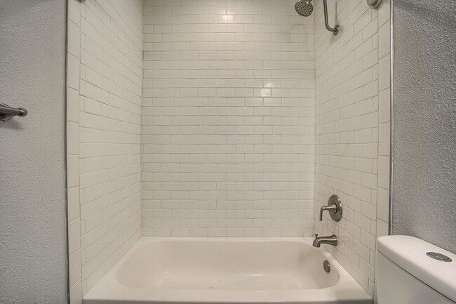 Building Photo - Comfortable Single-Family Townhouse in Quiet Community