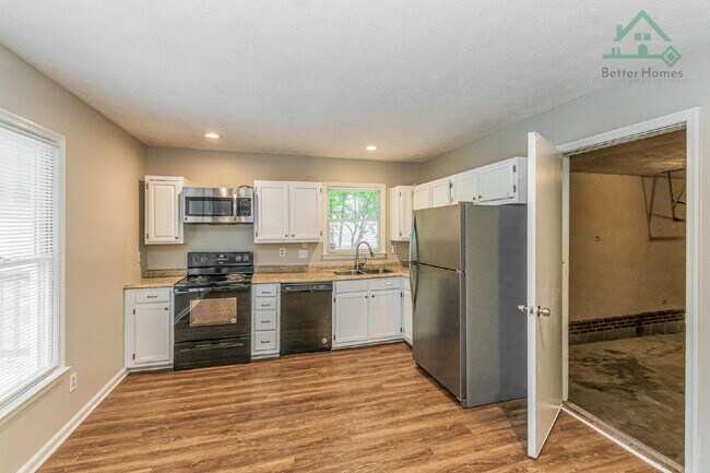 Building Photo - Recently updated 3 bedroom home with a fenced backyard!