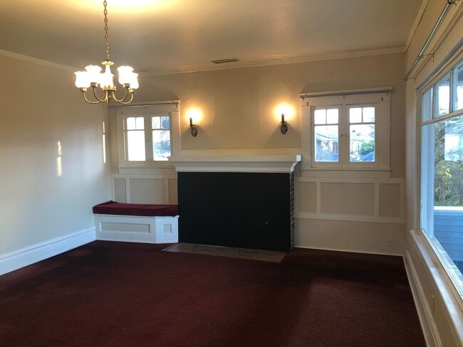 Building Photo - Large 4 bed/2 bath Farm House on River Rd. MOVE IN SPECIAL!