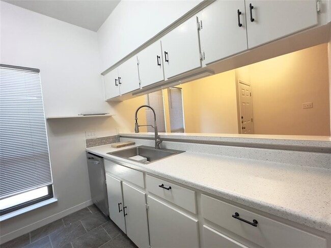 Building Photo - 5504 Montview St