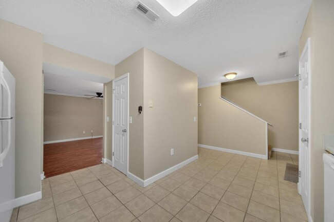 Building Photo - 2101 Cherokee Rd #8