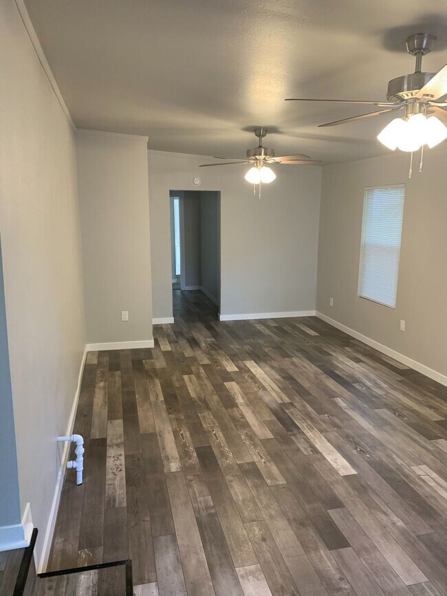 Building Photo - FULLY REMODELED Large 4/2, Close to Enloe and Chico State