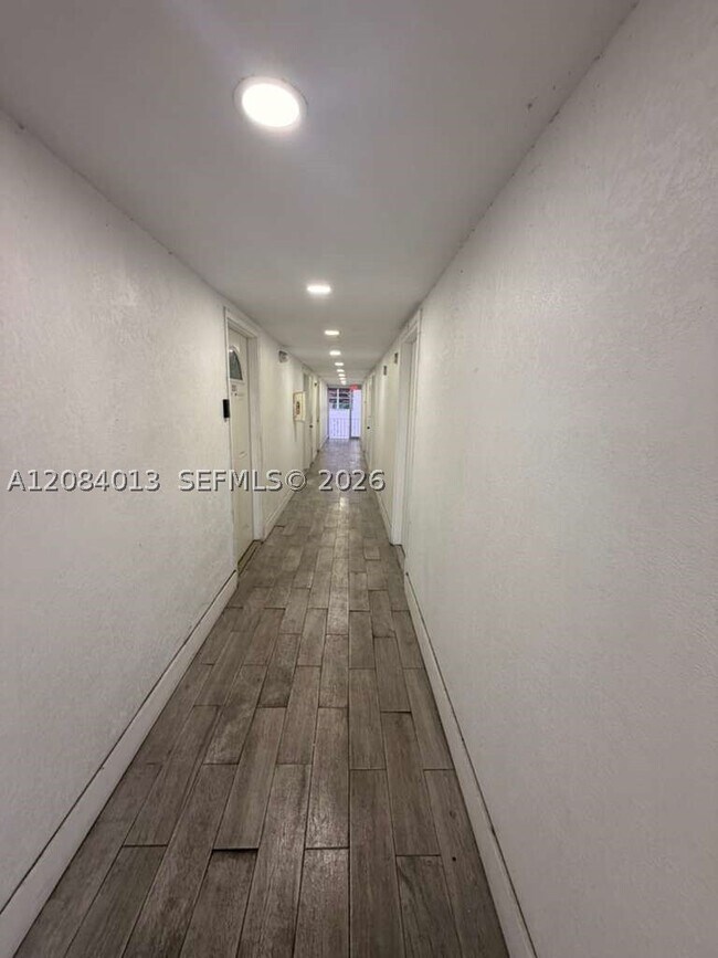 Building Photo - 1255 W 53rd St