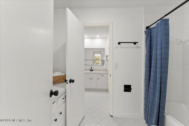 Building Photo - 8140 Sutton Pl N