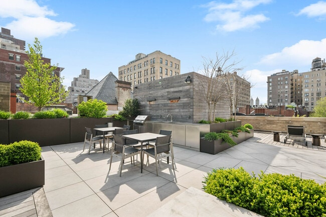 Building Photo - 40 E 94th St