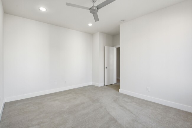 Building Photo - 5519 Paraiso Pl