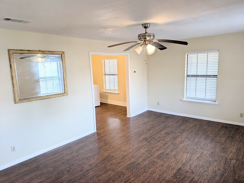 Building Photo - 1826 W Bond St