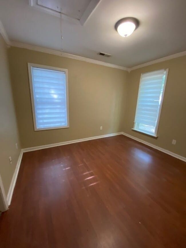 Building Photo - Welcome to this stunning 3-bedroom, 2-bath...
