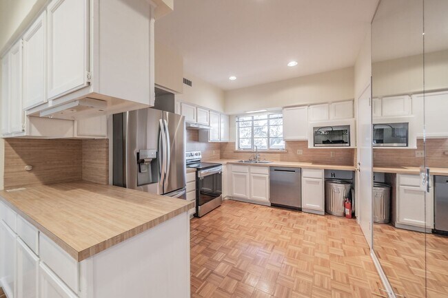 Building Photo - 2-bedroom, 2-bath condo located in the highly desirable Ridglea North neighborhood.