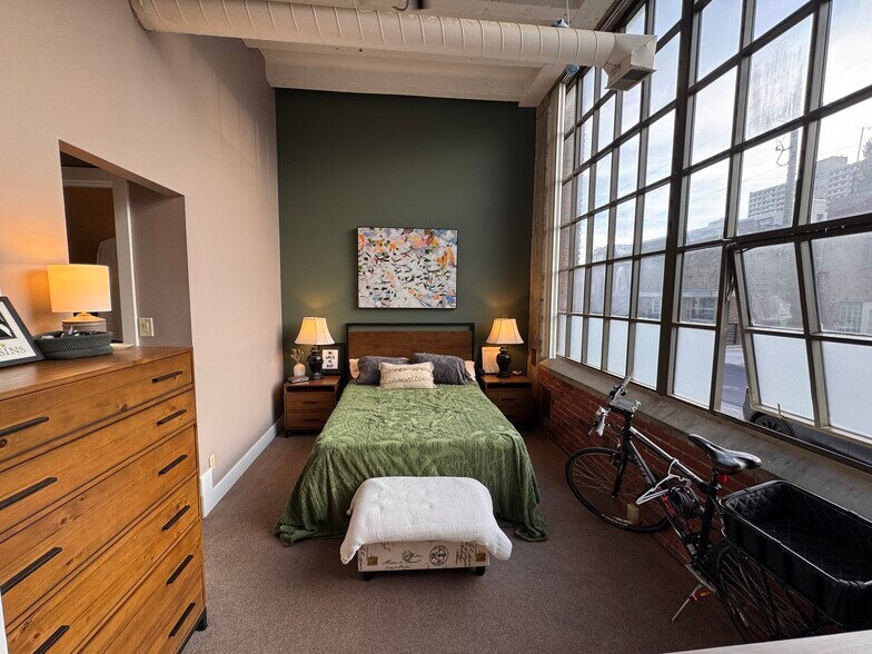 Building Photo - 611 N Park Ave