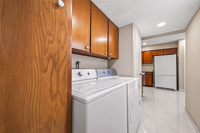 Building Photo - 6649 De Moss Dr