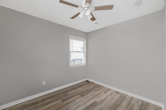 Building Photo - 328 Crisfield Rd