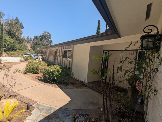 Building Photo - 3 Bed - 2 Bath House with Solar & Mountain...