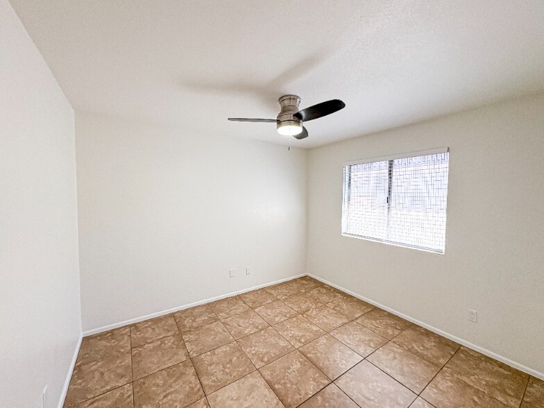 Building Photo - 5105 S La Rosa Dr