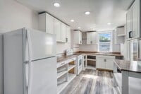 Building Photo - Newly Renovated 3 Bedroom, 1 Bathroom Townhouse