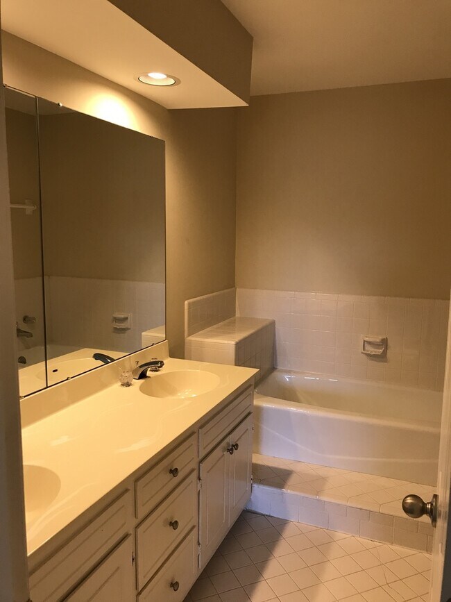 Building Photo - Bellevue Townhome 4 bedrooms 3 full baths
