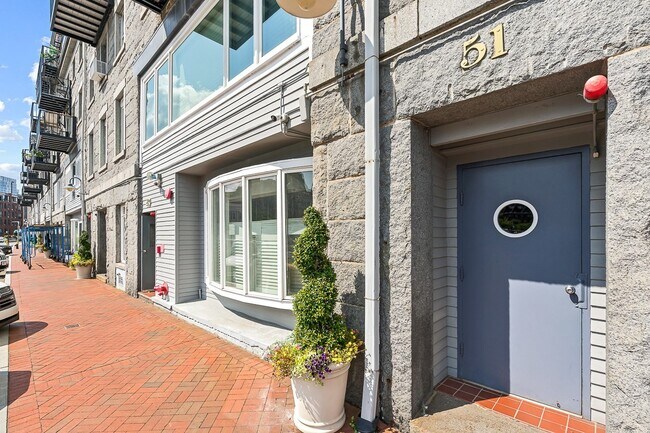 Building Photo - 51 Commercial Wharf W