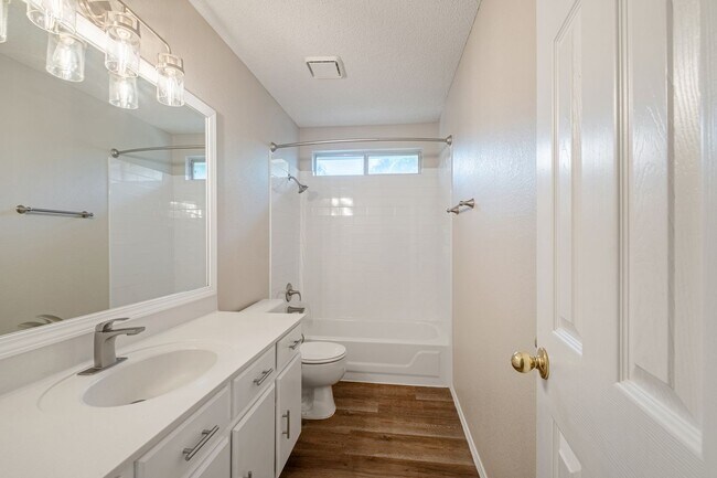 Building Photo - Stunning 4 Bedroom, 2.5 Bath Home in Block...