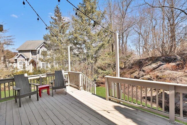 Building Photo - 8 Caruso Pl