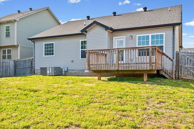 Building Photo - Pet Friendly Three Bedroom!