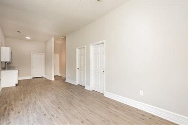 Building Photo - 211 W Cherry St