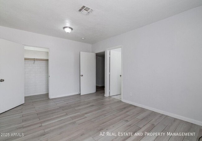 Building Photo - 1628 E Granada Rd