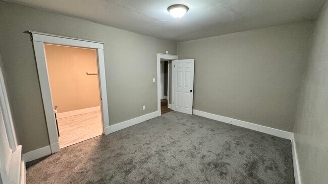 Building Photo - 919 N Willett St
