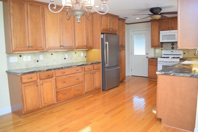 Building Photo - 4 Bed, 3 Bath Well-Located Brick Home in Lake Hickory Country Club For Rent!