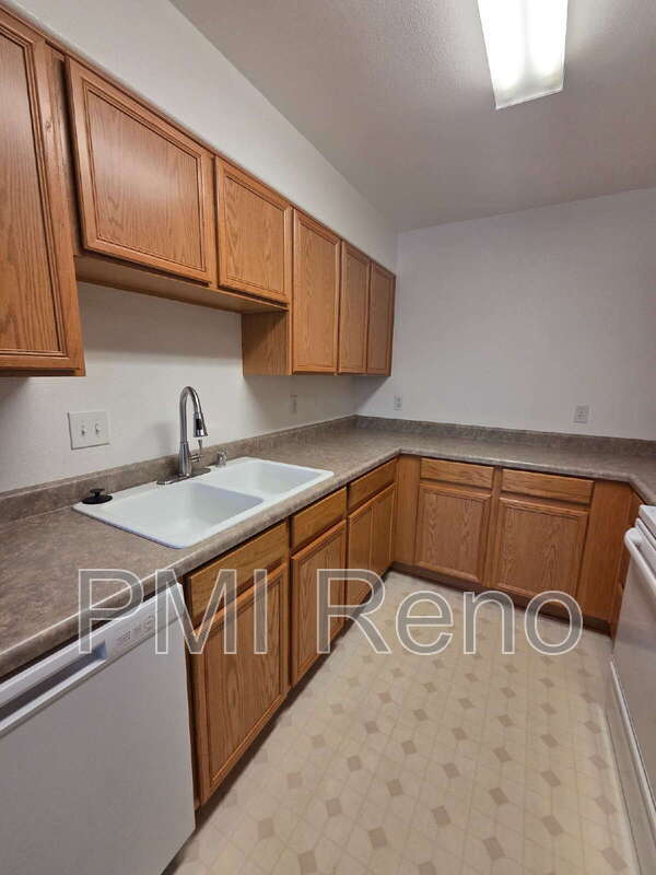 Building Photo - 421 Holcomb Ave