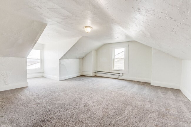 Building Photo - AVAILABLE July 2026 - Huge 5 Bedroom, 2 Bath Home in South Side Slopes w/ Garage Attached!