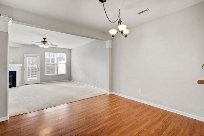 Building Photo - Cute and cozy townhome in Camden Park