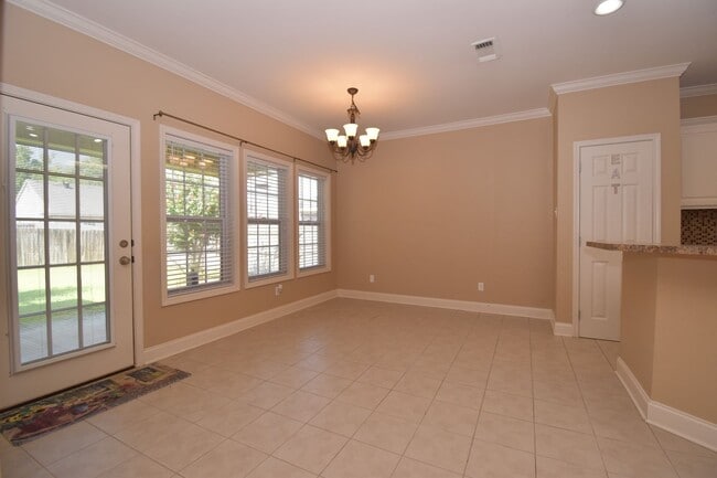 Building Photo - Spacious 3 Bedroom, 2 Bath Home