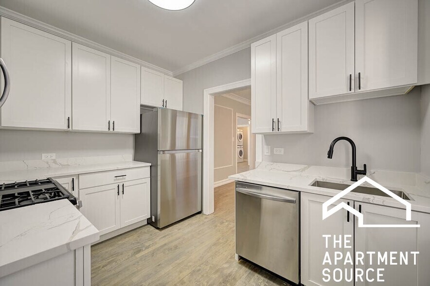 Building Photo - 1352 W Carmen Ave