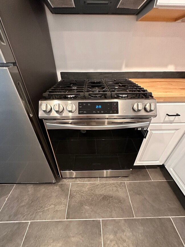 Smart stove/oven - 2146 Felspar St