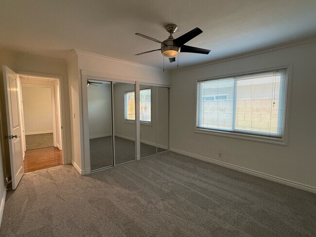 Building Photo - 1324 E Hickory Ln