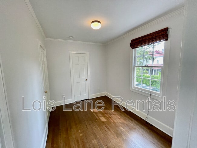 Building Photo - 3 1/2 Saint Michaels Alley