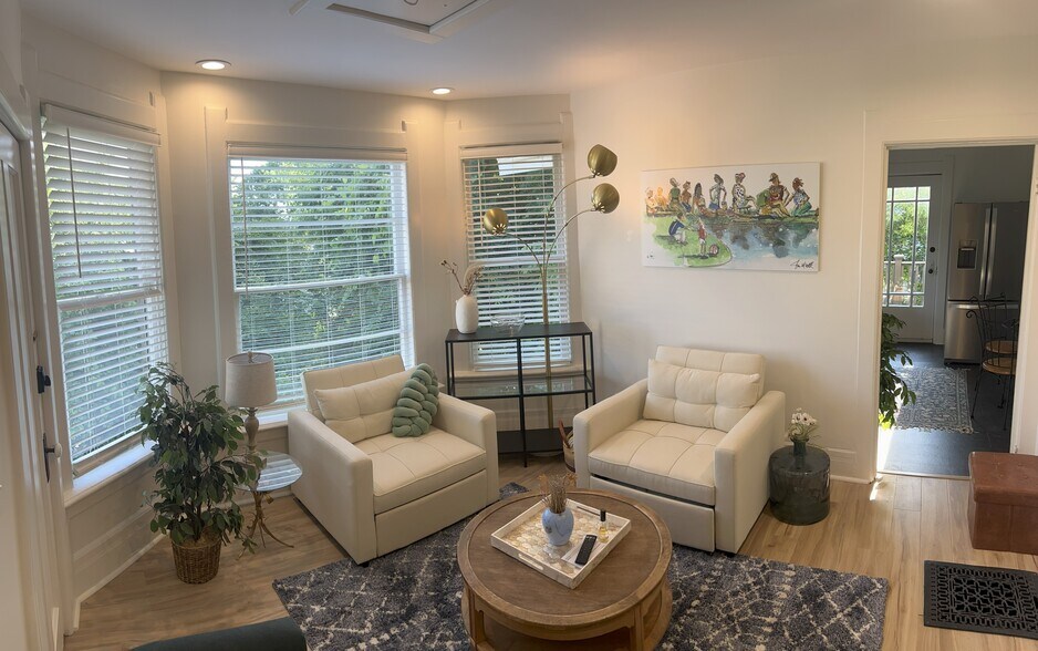 Living Room - 1819 N Hubbard St